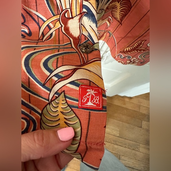 Tommy Bahama - size small - 100% silk - Picture 4 of 4